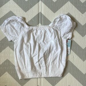 Girls all white scrunchie blouse 100% cotton 
Small ( 6/7)